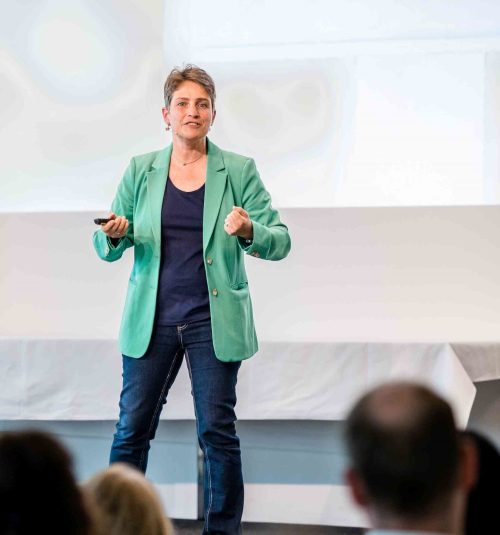 Julia als Keynote Speakerin zum Thema KI: Mensch und Maschine