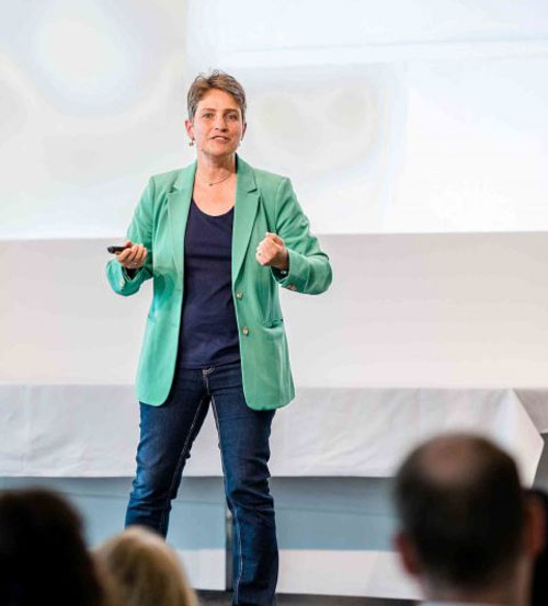 Julia als Keynote Speakerin zum Thema KI: Mensch und Maschine